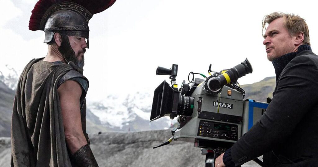Christopher Nolan dirige il film Odissea accanto a una cinepresa IMAX durante le riprese.