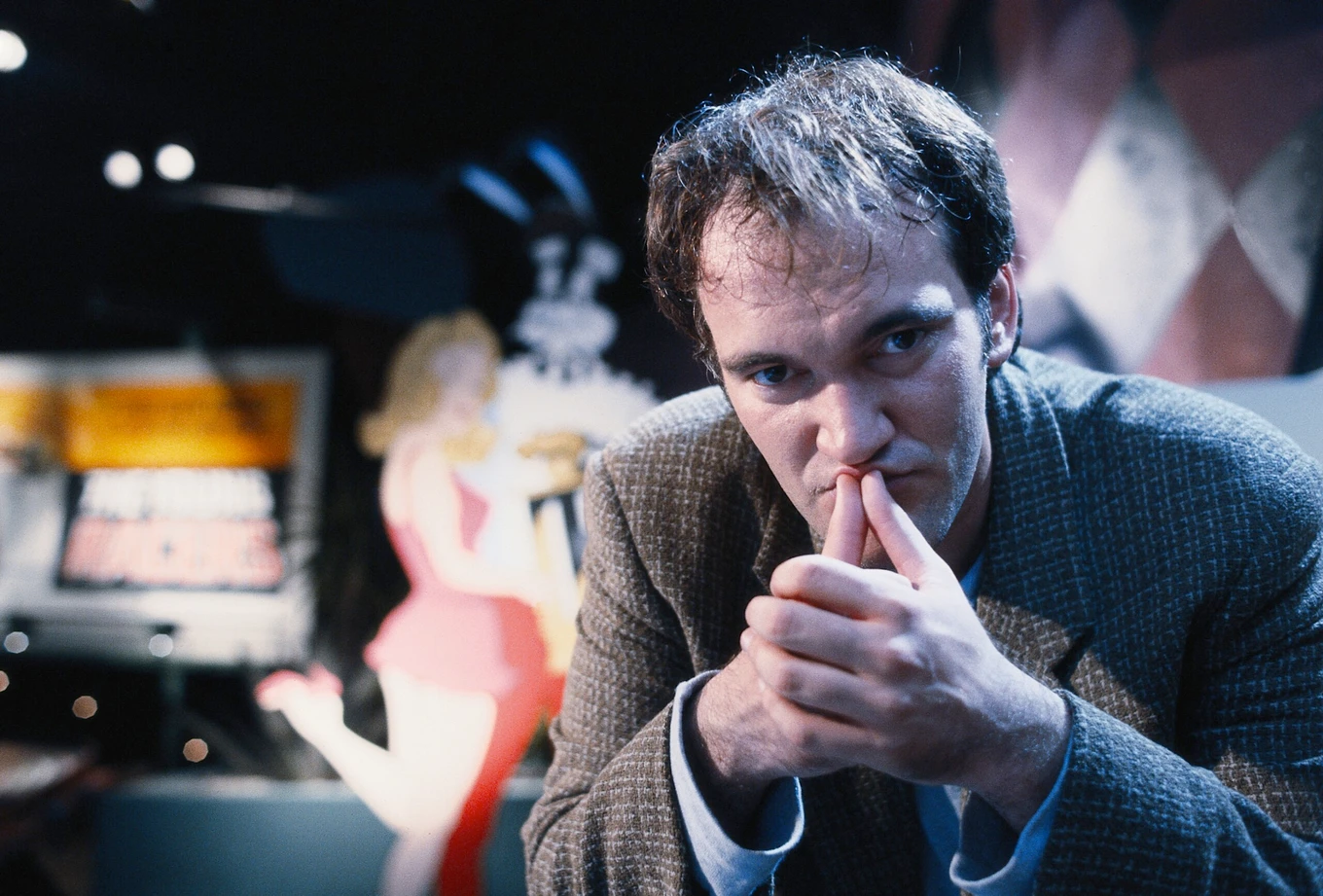 Quentin Tarantino sul set di Pulp Fiction, regista dei cattivi di Quentin Tarantino