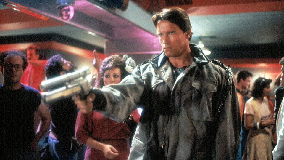 Arnold Schwarzenegger in una scena di Terminator.